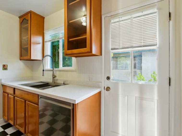 1545 1/2 Riverside Dr glendale, CA 91201