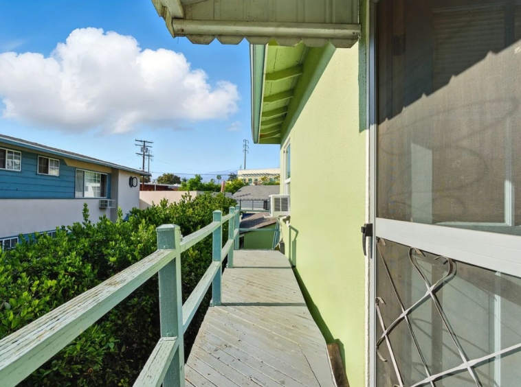 1545 1/2 Riverside Dr glendale, CA 91201